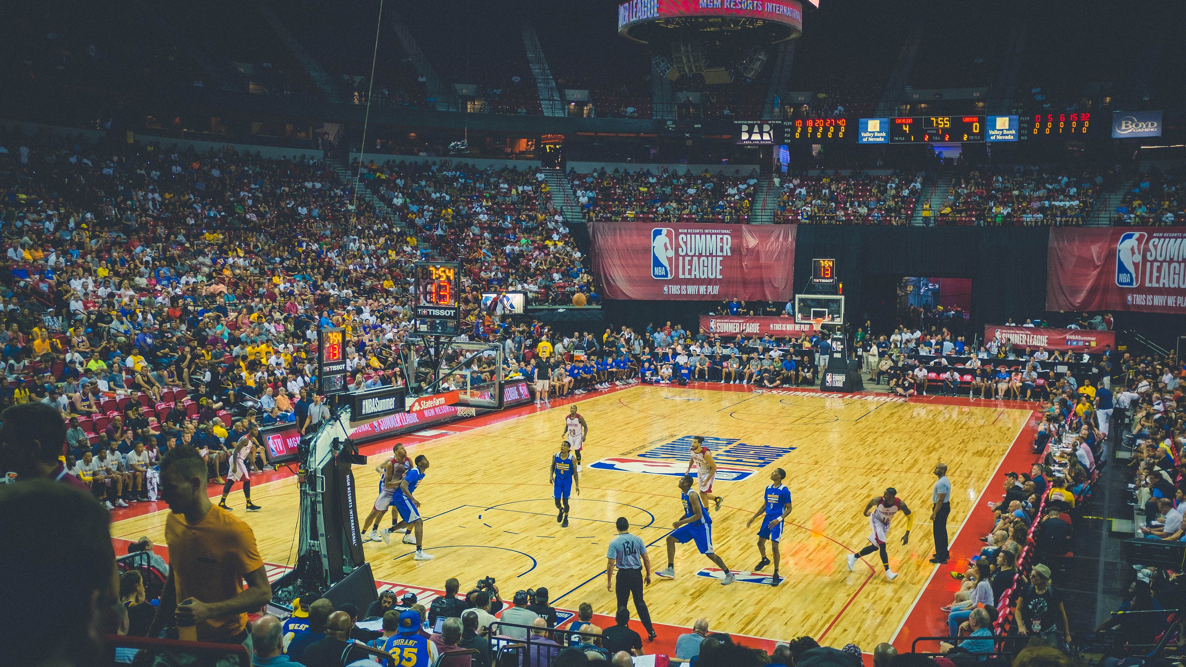 Doinb重返赛场，反败为胜首场状态出色，巴塞罗那观众沸腾！引发球迷热议